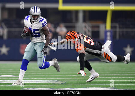 18. August 2018: Cincinnati Bengals linebacker Preston Brown (52) die Tauchgänge zu versuchen Dallas Cowboys zurück laufen Rod Smith (45) Während der NFL Football Spiel zwischen den Cincinnati Bengals und die Dallas Cowboys bei AT&T Stadium in Arlington, Texas in Angriff zu nehmen. Shane Roper/Cal Sport Media Stockfoto