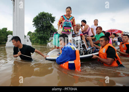 Huaibei, Anhui Chinas Provinz. 19 Aug, 2018. Retter Transfer die Flut - gestrandeten Menschen in Stadt Huaibei, im Osten der chinesischen Provinz Anhui, Nov. 19, 2018. Typhoon Rumbia hat starker Regen, Huaibei gebracht und einige Orte in Huaibei wurden durch Hochwasser überflutet. Quelle: Wan-Shanchao/Xinhua/Alamy leben Nachrichten Stockfoto