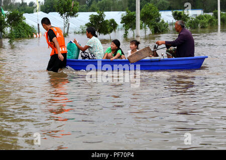 Huaibei, Anhui Chinas Provinz. 19 Aug, 2018. Retter Transfer die Flut - gestrandeten Menschen in Stadt Huaibei, im Osten der chinesischen Provinz Anhui, Nov. 19, 2018. Typhoon Rumbia hat starker Regen, Huaibei gebracht und einige Orte in Huaibei wurden durch Hochwasser überflutet. Quelle: Wan-Shanchao/Xinhua/Alamy leben Nachrichten Stockfoto