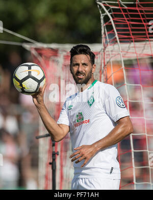 Worms, Deutschland. 18 Aug, 2018. Claudio Pizarro (HB) wirft den Ball Fußball DFB-Pokal, 1. Runde, wormatia Worms - SV Werder Bremen (HB) 1:6, am 18.08.2018 in Worms/Deutschland. ##DFL-Bestimmungen verbieten die Verwendung von Fotografien als Bildsequenzen und/oder quasi-Video## | Verwendung der weltweiten Kredit: dpa/Alamy leben Nachrichten Stockfoto