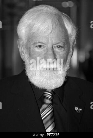 Eingereicht - 25. Februar 2008, Israel, Jerusalem: Uri Avnery, Publizist und Friedensaktivist aus Israel. Der israelische Friedensaktivist Uri Avnery mit deutschen Wurzeln gestorben in Tel Aviv in der Nacht zum Montag. Foto: Rainer Jensen/dpa Stockfoto