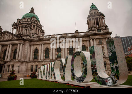 Belfast, UK. 20. Aug 2018. Die Royal British Legion "Danke"-installation Kennzeichnung wk 1 100 kommt nach Belfast. Riesige 3D DANKE kommt in die Stadt als Teil der Bewegung der Legion zu sagen "Danke" an den Ersten Weltkrieg Generation 20 August 2018: Die Royal British Legion wurde ins Leben gerufen, um eine Bewegung zu sagen "Danke" an alle, die serviert, geopfert und verändert unsere Welt während des Ersten Weltkrieges mit einem 8 m hohen 3D art Installation in Belfast. Die Nächstenliebe ist Aufruf auf der Beteiligung der Öffentlichkeit im letzten Jahr des hundertsten zu markieren. Credit: Bonzo/Alamy leben Nachrichten Stockfoto