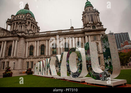 Belfast, UK. 20. Aug 2018. Die Royal British Legion "Danke"-installation Kennzeichnung wk 1 100 kommt nach Belfast. Riesige 3D DANKE kommt in die Stadt als Teil der Bewegung der Legion zu sagen "Danke" an den Ersten Weltkrieg Generation 20 August 2018: Die Royal British Legion wurde ins Leben gerufen, um eine Bewegung zu sagen "Danke" an alle, die serviert, geopfert und verändert unsere Welt während des Ersten Weltkrieges mit einem 8 m hohen 3D art Installation in Belfast. Die Nächstenliebe ist Aufruf auf der Beteiligung der Öffentlichkeit im letzten Jahr des hundertsten zu markieren. Credit: Bonzo/Alamy leben Nachrichten Stockfoto