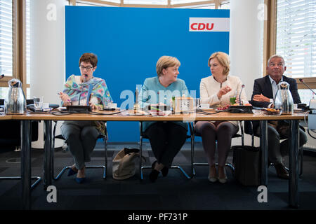 Berlin, Deutschland. 20 Aug, 2018. Angela Merkel, Bundeskanzlerin und Vorsitzende der Christlich Demokratischen Union (CDU, 2. von links), sitzt zusammen mit Annegret Kramp-Karrenbauer (l), CDU-Generalsekretär, Julia Klöckner (2. von rechts, CDU), Bundesminister für Ernährung und Landwirtschaft, und Thomas Strobl (CDU), stellvertretende CDU-Vorsitzende und Innenminister von Baden-Württemberg, im Konrad-Adenauer-Haus zu Beginn der Sitzung des CDU-Bundesvorstands. Quelle: Bernd von Jutrczenka/dpa/Alamy leben Nachrichten Stockfoto