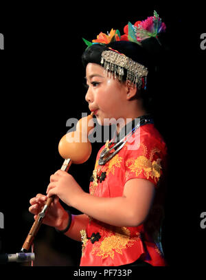 Los Angeles, USA. 19 Aug, 2018. Eine junge Künstlerin spielt cucurbit Flöte während 2018 Internationale kulturelle Angel Arts Festival & El Monte International Youth Music Festival in Los Angeles, USA, Nov. 19, 2018. Credit: Li Ying/Xinhua/Alamy leben Nachrichten Stockfoto