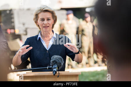 20. August 2018, Deutschland, Stetten am kalten Markt: Ursula von der Leyen (CDU), Bundesminister der Verteidigung, spricht bei ihrem Besuch der Artillerie Bataillons 295 im Alb-Kaserne. Im Rahmen ihrer Sommerreise, von der Leyen besucht Basen in Baden-Württemberg am 20. und 21. August. Foto: Sebastian Gollnow/dpa Stockfoto