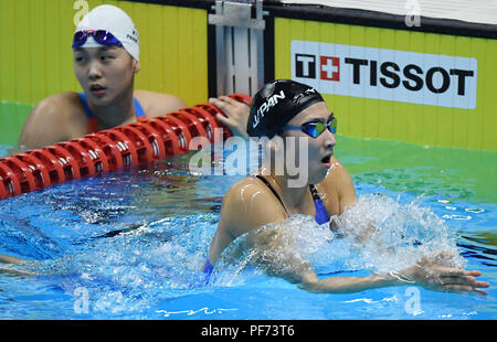 Jakarta, Indonesien. 20 Aug, 2018. Ikee Rikako (R) von Japan reagiert nach 50 m Schmetterling Finale der Frauen im 18. asiatischen Spiele in Jakarta, Indonesien, Nov. 20, 2018. Rikako gewann die Goldmedaille. Credit: Fei Maohua/Xinhua/Alamy Leben Nachrichten Quelle: Xinhua/Alamy leben Nachrichten Stockfoto