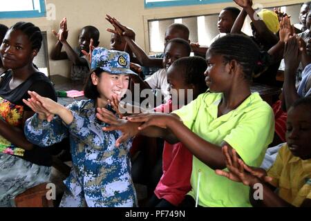 (180820) - Peking, Aug 20, 2018 (Xinhua) - ein Arzt aus chinesischen Naval Hospital Ship Frieden Lade lehrt Kinder, wie die Hände richtig waschen an der Kurasini Kinderheim in Dar es Salaam, Tansania, Nov. 21, 2017. (Xinhua/Li Sibo) (Rh) Stockfoto