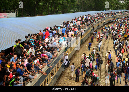 Dhaka, Bangladesch. 20. August 2018. Bangladeshi förderungsbedürftiger Menschen Fahrt auf dem Dach eines Zuges während ihrer Rückkehr Eid-Al-Adha Festival in Dhaka, Bangladesch, am 20. August 2018 zu feiern. Tausende von Dhaka Stadtbewohner verließen die Stadt für die Heimatstadt zu Eid al-Adha, hat keine bestimmte Zeitdauer Fest feiern. Credit: Mamunur Rashid/Alamy leben Nachrichten Stockfoto