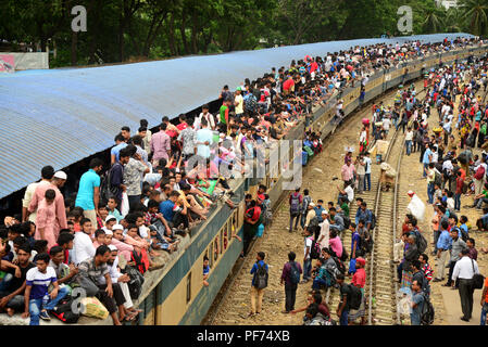 Dhaka, Bangladesch. 20. August 2018. Bangladeshi förderungsbedürftiger Menschen Fahrt auf dem Dach eines Zuges während ihrer Rückkehr Eid-Al-Adha Festival in Dhaka, Bangladesch, am 20. August 2018 zu feiern. Tausende von Dhaka Stadtbewohner verließen die Stadt für die Heimatstadt zu Eid al-Adha, hat keine bestimmte Zeitdauer Fest feiern. Credit: Mamunur Rashid/Alamy leben Nachrichten Stockfoto