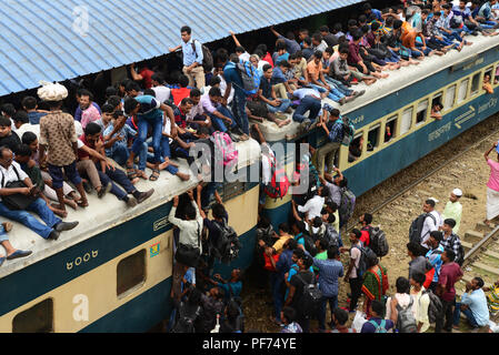 Dhaka, Bangladesch. 20. August 2018. Bangladeshi förderungsbedürftiger Menschen Fahrt auf dem Dach eines Zuges während ihrer Rückkehr Eid-Al-Adha Festival in Dhaka, Bangladesch, am 20. August 2018 zu feiern. Tausende von Dhaka Stadtbewohner verließen die Stadt für die Heimatstadt zu Eid al-Adha, hat keine bestimmte Zeitdauer Fest feiern. Credit: Mamunur Rashid/Alamy leben Nachrichten Stockfoto