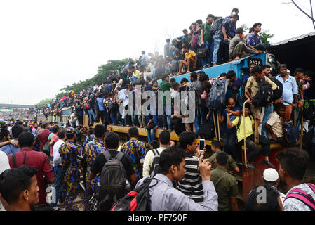 Dhaka, Bangladesch. 20. August 2018. Bangladeshi förderungsbedürftiger Menschen Fahrt auf dem Dach eines Zuges während ihrer Rückkehr Eid-Al-Adha Festival in Dhaka, Bangladesch, am 20. August 2018 zu feiern. Tausende von Dhaka Stadtbewohner verließen die Stadt für die Heimatstadt zu Eid al-Adha, hat keine bestimmte Zeitdauer Fest feiern. Credit: Mamunur Rashid/Alamy leben Nachrichten Stockfoto