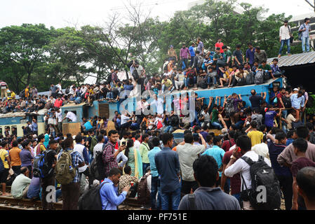 Dhaka, Bangladesch. 20. August 2018. Bangladeshi förderungsbedürftiger Menschen Fahrt auf dem Dach eines Zuges während ihrer Rückkehr Eid-Al-Adha Festival in Dhaka, Bangladesch, am 20. August 2018 zu feiern. Tausende von Dhaka Stadtbewohner verließen die Stadt für die Heimatstadt zu Eid al-Adha, hat keine bestimmte Zeitdauer Fest feiern. Credit: Mamunur Rashid/Alamy leben Nachrichten Stockfoto