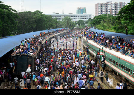 Dhaka, Bangladesch. 20. August 2018. Bangladeshi förderungsbedürftiger Menschen Fahrt auf dem Dach eines Zuges während ihrer Rückkehr Eid-Al-Adha Festival in Dhaka, Bangladesch, am 20. August 2018 zu feiern. Tausende von Dhaka Stadtbewohner verließen die Stadt für die Heimatstadt zu Eid al-Adha, hat keine bestimmte Zeitdauer Fest feiern. Credit: Mamunur Rashid/Alamy leben Nachrichten Stockfoto