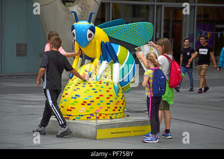 Manchester UK, 20. August 2018. Menschen in Manchester das "Biene in der Stadt kostenlos, Familie erkunden - Spaß Trail. Über 100 Bienen sind in der Spur, der 23. September. Credit: Terry Waller/Alamy leben Nachrichten Stockfoto