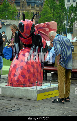 Manchester UK, 20. August 2018. Menschen in Manchester das "Biene in der Stadt kostenlos, Familie erkunden - Spaß Trail. Über 100 Bienen sind in der Spur, der 23. September. Credit: Terry Waller/Alamy leben Nachrichten Stockfoto