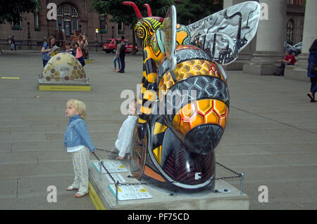 Manchester UK, 20. August 2018. Menschen in Manchester das "Biene in der Stadt kostenlos, Familie erkunden - Spaß Trail. Über 100 Bienen sind in der Spur, der 23. September. Credit: Terry Waller/Alamy leben Nachrichten Stockfoto