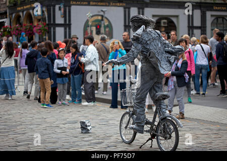 Edinburgh, Schottland, Großbritannien. 20. August 2018. Edinburgh Fringe Royal Mile, die Straße Statuen das Publikum unterhalten. Stockfoto