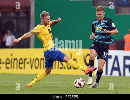 Braunschweig, Deutschland. 20. August 2018. Fußball, DFB-Pokal, 1. Runde: Eintracht Braunschweig - Hertha BSC Berlin im Eintracht Stadion: Brunswick Felix Burmeister (l) versucht, Hertha von Maximilian Mittelstädt's Shot zu blockieren. Foto: Peter Steffen/dpa Quelle: dpa Picture alliance/Alamy leben Nachrichten Stockfoto