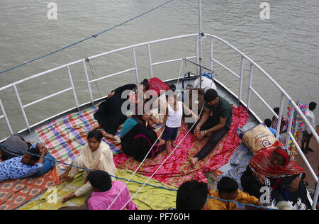 Dhaka, Bangladesch. 20. August 2018. Eine Familie wartet an einer Fähre, da sie Home reisen Eid Al Adha zu feiern. Eid Al Adha auch genannt das "Festival der Opfer'', ist die zweite von zwei islamischen Feiertage jedes Jahr weltweit gefeiert und als Heiliger der Beiden. Credit: MD Mehedi Hasan/ZUMA Draht/Alamy leben Nachrichten Stockfoto