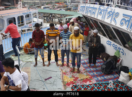 Dhaka, Bangladesch. 20. August 2018. Leute sorgen Asr Gebet auf der Fähre, da sie Home reisen Eid Al Adha zu feiern. Eid Al Adha auch genannt das "Festival der Opfer'', ist die zweite von zwei islamischen Feiertage jedes Jahr weltweit gefeiert und als Heiliger der Beiden. Credit: MD Mehedi Hasan/ZUMA Draht/Alamy leben Nachrichten Stockfoto