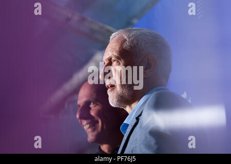 Edinburgh, Großbritannien. 20. August 2018. Jeremy Corbyn (im Vordergrund) mit Yanis Varoufakis. Dargestellt an der Edinburgh International Book Festival. Edinburgh, Schottland. Am Edinburgh event, Tag 25 Mitbegründer Yanis Varoufakis mit der der Führer die Renaissance der Linken und die Zukunft der Demokratie diskutiert. Bild von Gary Doak/Alamy leben Nachrichten Stockfoto