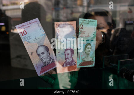 Caracas, Venezuela. 20 Aug, 2018. Neue Banknoten halten Sie sich an die Eingangstür einer Bank. Mit einer ganzen Reihe von Reformen, die venezolanische Regierung will die schwere wirtschaftliche Krise des Landes zu lösen. Angesichts der Hyperinflation, fünf Nullen haben von der nationalen Währung entfernt wurde. Eine Million Bolívar fuerte (starke Bolívar) wurde 10 Bolívar soberano (souveräne Bolívar). Darüber hinaus ist die Bolívar ist der neuen crypto Währung Petro verknüpft werden. Credit: Rayner Pena/dpa/Alamy leben Nachrichten Stockfoto