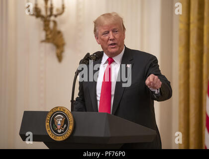 Washington, District of Columbia, USA. 20 Aug, 2018. Präsidenten der Vereinigten Staaten Donald J. Trumpf macht die Erläuterungen sind wie er beherbergt eine ''salute, um die Helden der Einwanderungs- und Zollbehörden und Zoll- und Grenzschutz'' im East Room des Weißen Hauses in Washington, DC am Montag, August 20, 2018 Quelle: Ron Sachs/CNP/ZUMA Draht/Alamy leben Nachrichten Stockfoto