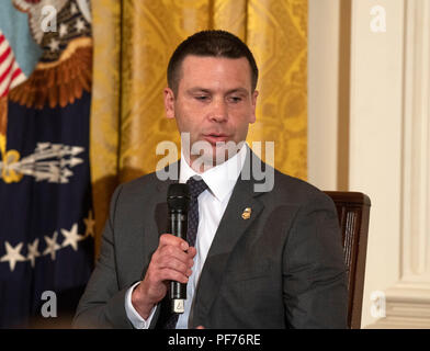 Washington, USA. 20. August 2018. Herr Kommissar der US-amerikanischen Zoll- und Grenzschutz Kevin McAleenan spricht auf einem Panel auf einer Veranstaltung von uns Präsident Donald J. Trumpf hosted betitelt 'Salute, um die Helden der Einwanderungs- und Zollbehörden und Zoll- und Grenzschutz' im East Room des Weißen Hauses in Washington, DC am Montag, 20. August 2018. Credit: Ron Sachs/CNP/MediaPunch Credit: MediaPunch Inc/Alamy leben Nachrichten Stockfoto