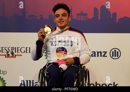 Berlin, Deutschland. 20. August 2018. Harri Jenkins wirft mit seiner Goldmedaille während am Tag 1 der Welt Para Leichtathletik Europameisterschaften in Berlin Credit: Ben Stand/Alamy leben Nachrichten Stockfoto