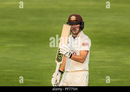 London, Großbritannien. 20. August 2018. Rory Verbrennungen erreicht seine fünfzig schlagen für Surrey gegen Lancashire an Tag zwei des Specsavers County Championship Game am Oval. David Rowe/Alamy Leben Nachrichten. Stockfoto