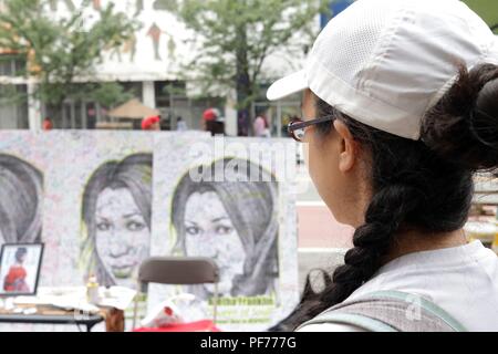 New York, NY, USA. 20 Aug, 2018. Lüfter weiterhin nach ihrem Tod versammelt, um ihren Respekt die Königin der Seele, Aretha Franklin zu zahlen Sie an Detroit, Michigan home, Alter 76, am Donnerstag, 16. August 2018, nach dem Kampf gegen Bauchspeicheldrüsenkrebs. Den Bürgersteig Denkmal unter dem berühmten Apollo Theater Marquee ist jetzt hinter schützenden Barrikaden. Ende der Entertainer der Beerdigung wird am 31. August 2018 stattfinden, in ihrer Heimatstadt an der größere Gnade Tempel. © 2018 G. Ronald Lopez/DigiPixsAgain. us/Alamy leben Nachrichten Stockfoto