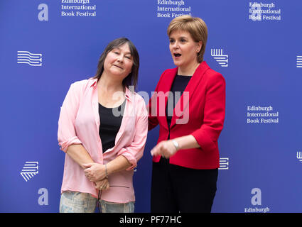 Edinburgh, Schottland, Großbritannien. Montag, 20. August 2018: EIBF: Der erste Minister von Schottland, Nicola Sturgeon und Autor Ali Smith, erscheinen zusammen in der Edinburgh International Book Festival. Stockfoto