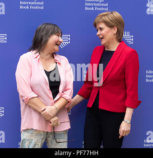 Edinburgh, Schottland, Großbritannien. Montag, 20. August 2018: EIBF: Der erste Minister von Schottland, Nicola Sturgeon und Autor Ali Smith, erscheinen zusammen in der Edinburgh International Book Festival. Stockfoto