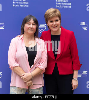 Edinburgh, Schottland, Großbritannien. Montag, 20. August 2018: EIBF: Der erste Minister von Schottland, Nicola Sturgeon und Autor Ali Smith, erscheinen zusammen in der Edinburgh International Book Festival. Stockfoto