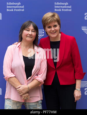 Edinburgh, Schottland, Großbritannien. Montag, 20. August 2018: EIBF: Der erste Minister von Schottland, Nicola Sturgeon und Autor Ali Smith, erscheinen zusammen in der Edinburgh International Book Festival. Stockfoto