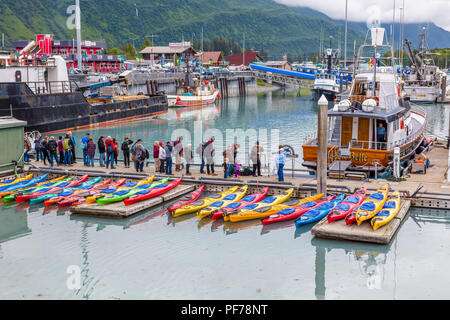 Menschen aufgereiht auf Dock für Gletscher Boot Tour in Valdez, Alaska Stockfoto