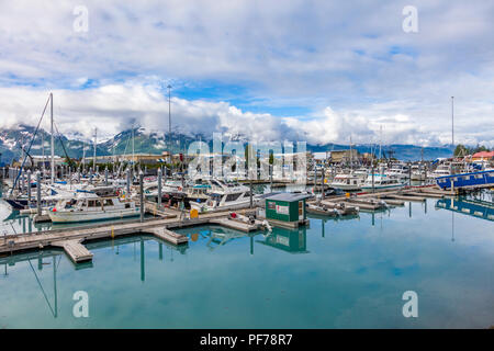 Große, weiße Wolken mit Patches von blauen Himmel über kleines Boot Hafen auf Prince William Sound in Valdez, Alaska Stockfoto