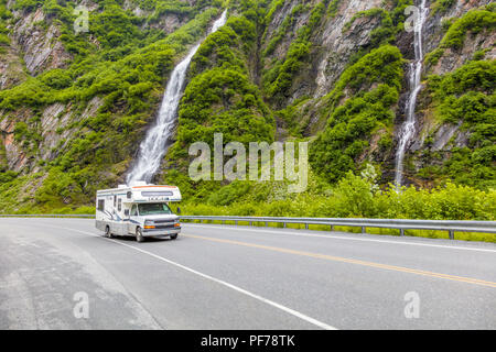 RV fahren vorbei an Wasserfällen in Keystone Canyon auf dem Richardson Highway in Valdez, Alaska Stockfoto