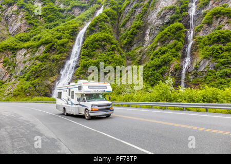 RV fahren vorbei an Wasserfällen in Keystone Canyon auf dem Richardson Highway in Valdez, Alaska Stockfoto