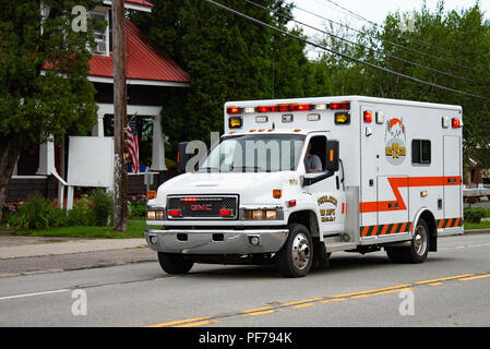 Die Freiwillige Feuerwehr Rettungsdienst Fahrzeug Rennen durch Spekulant, NY USA reagieren auf einen Notfall mit Leuchten blinken. Stockfoto