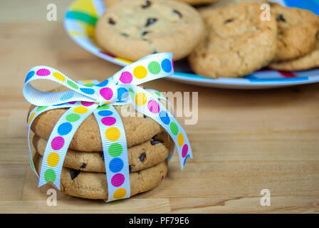 Polka Dot ribbon um hausgemachte Chocolate Chip Cookies auf Holz gebunden Stockfoto