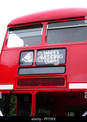 Das London Transport Routemaster 'langen' Bus außerhalb bei einer Hochzeit in Warwick Stockfoto