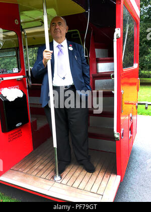 Rückseite des London Transport Routemaster 'langen' Bus an einer Hochzeit in Warwick mit Dirigent stehen auf der hinteren Plattform Stockfoto