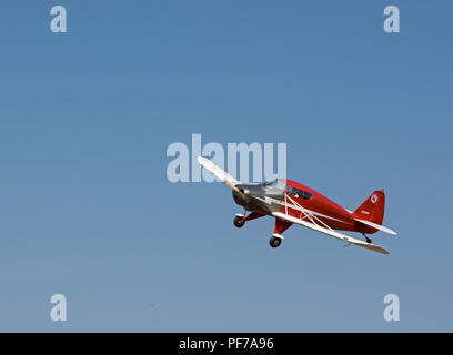 Kleines Flugzeug fliegen mit Air Show Stockfoto