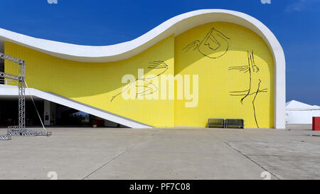 Das Teatro beliebt (Volkstheater) ist eine der Konstruktionen, die Teil der Niemeyer Weg von Oscar Niemeyer entworfen wurde. Stockfoto