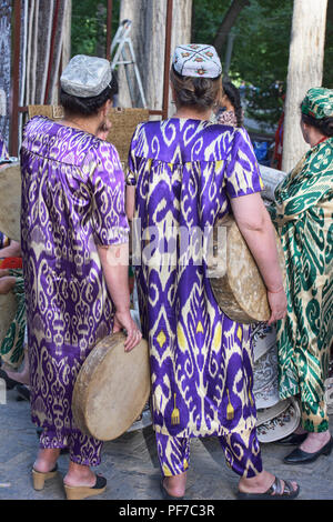 Pamiri Frauen in bunten Kleid, Khorog, Tadschikistan Stockfoto
