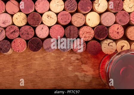 Wein Hintergrund, ein Foto von einem Glas Rotwein mit Korken und Copyspace Stockfoto
