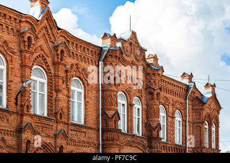 Nahaufnahme eines alten Hauses ein Herrenhaus aus alten Ziegel mit weißen Fenster gegen den blauen Himmel im Sommer Tag Stockfoto