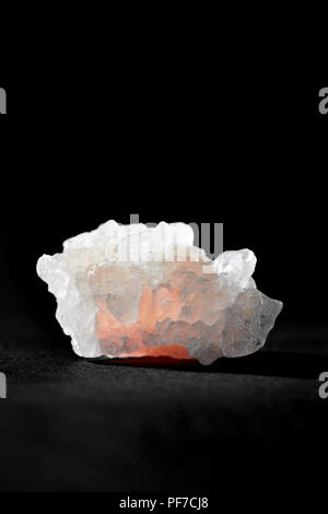 Crystal des Himalaya Salz auf einem schwarzen Hintergrund mit Kopie Raum Stockfoto